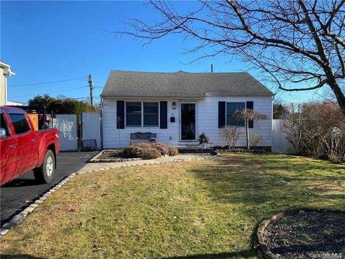 75 Mc Cue Ln, Babylon, NY, 11702-3001 | Card Image