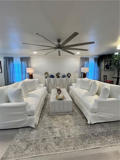 194 Live Oak St, Mandeville, LA, 70448-4557 | Card Image