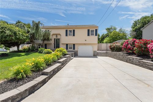 2 Dogwood Dr, Cranston, RI, 02921-1004 | Card Image