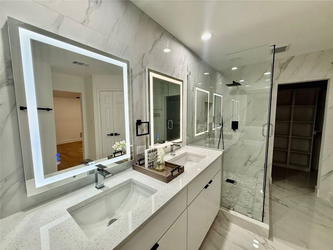 Dual vanities, lighted mirrors, soaker tub and spacious separate shower | Image 12