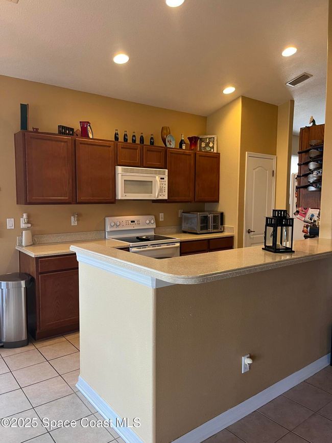 205 - 1065 Venetian Dr, Condo with 3 bedrooms, 2 bathrooms and null parking in Melbourne FL | Image 12