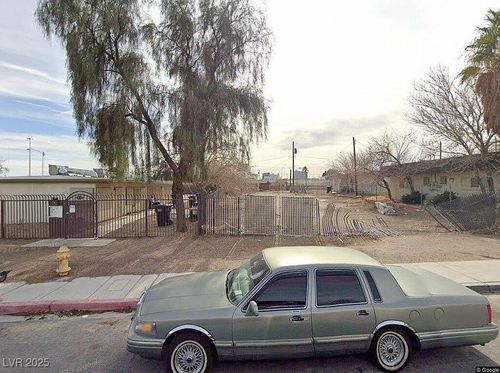 211 Jackson Ave, Las Vegas, NV, 89106-3021 | Card Image