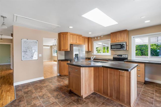 1736 Feltham Rd, House other with 6 bedrooms, 4 bathrooms and 4 parking in Saanich BC | Image 9