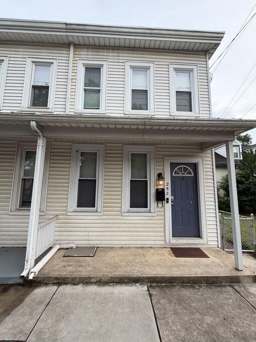 252 E Louther St, CARLISLE, PA, 17013-2562 | Card Image