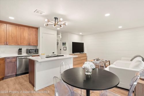 a2-425 Park Cir, Aspen, CO, 81611-2441 | Card Image