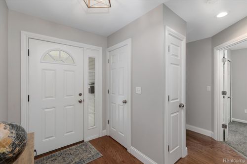 33172 Swallow Dr, Rockwood, MI, 48173-1189 | Card Image