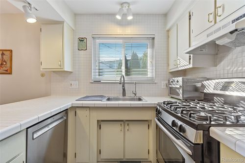 29281 Stellamar Dr, Southfield, MI, 48076-5268 | Card Image