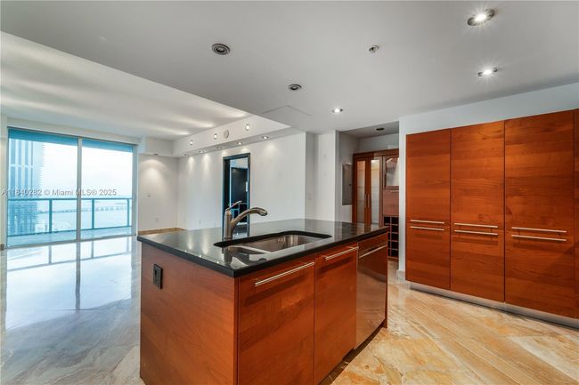 APT-3715 - 1900 N Bayshore Dr, Condo with 2 bedrooms, 3 bathrooms and null parking in Miami FL | Image 4