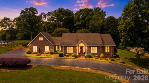 3650 Foxboro Ln Ne, Hickory, NC, 28601-8724 | Card Image