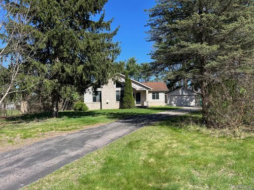 1890 Welch Rd, Commerce Township, MI, 48390-2767 | Card Image