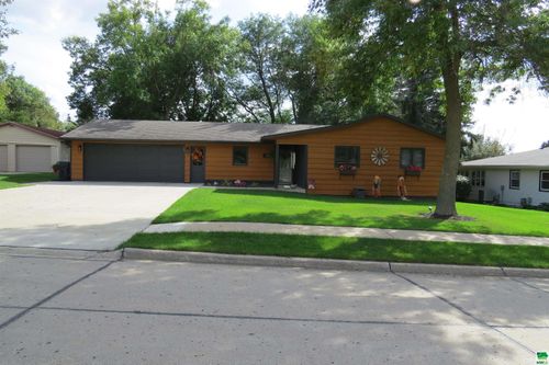 34 Prospect St Sw, Le Mars, IA, 51031-2733 | Card Image