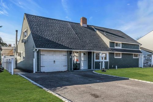 38 Fireplace Ln, Hicksville, NY, 11801-6410 | Card Image