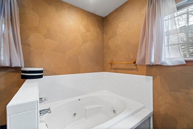 Bathroom with a tub with jets | Image 28