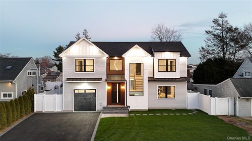 12 Friends Ln, Westbury, NY, 11590-6535 | Card Image