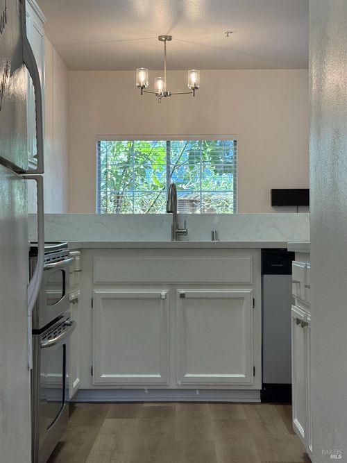 102 Manchester Dr, Fairfield, CA, 94533-6548 | Card Image