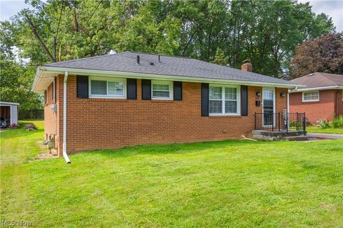 3235 Sunnybrooke Dr, Youngstown, OH, 44511-2825 | Card Image