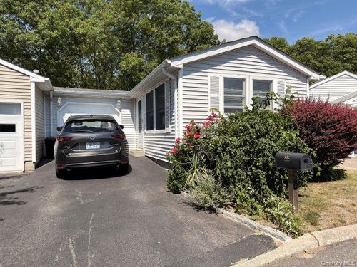 205 Village Cir W, Manorville, NY, 11949-9601 | Card Image