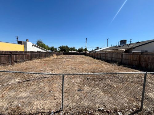 1001 Padre St, Bakersfield, CA, 93307 | Card Image
