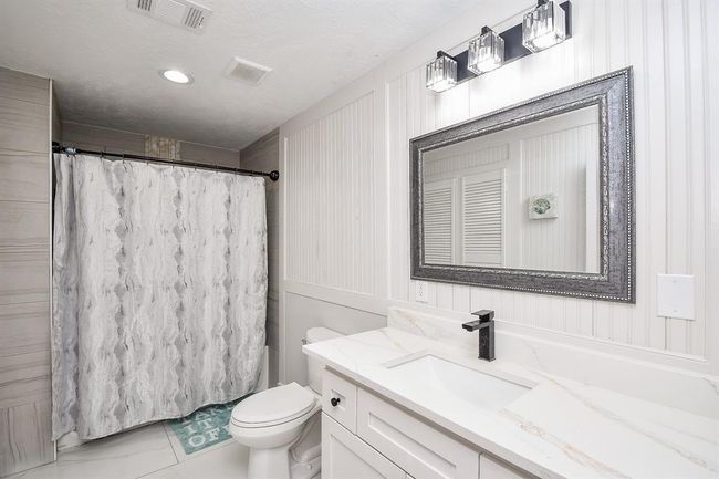 Upstairs Bathroom | Image 22