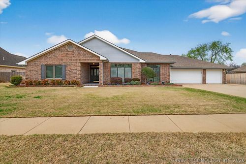 2733 Montrose Dr, Bartlesville, OK, 74006-7430 | Card Image