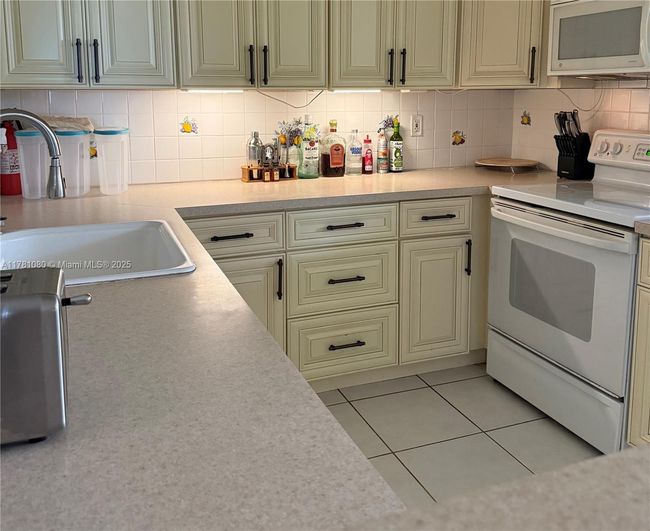 APT-406 - 9510 Seagrape Dr, Condo with 3 bedrooms, 2 bathrooms and null parking in Davie FL | Image 10