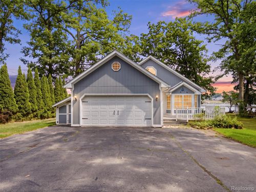 8954 Patrick Dr, Davisburg, MI, 48350-1916 | Card Image