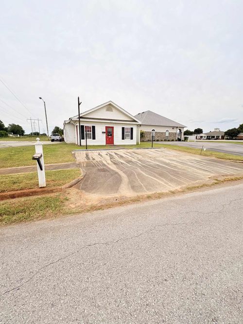 102 E Pershing Ave, Muscle Shoals, AL, 35661-3775 | Card Image
