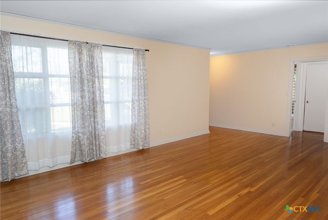 1307 N Main St, House other with 3 bedrooms, 2 bathrooms and null parking in Victoria TX | Image 6