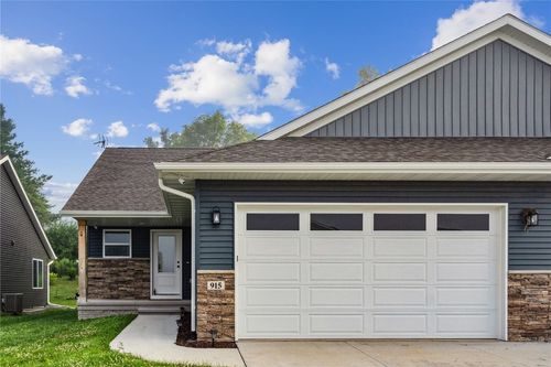 915 Prairie View Dr, West Branch, IA, 52358-8805 | Card Image