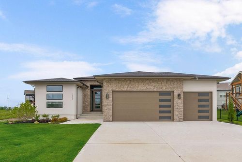 2146 Sw Tracker Ln, Lee's Summit, MO, 64082 | Card Image