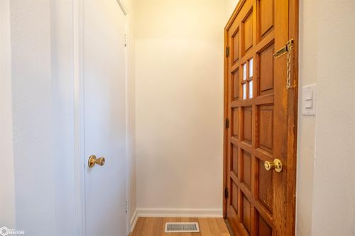 101 S 7th St, Marshalltown, IA, 50158-2555 | Card Image