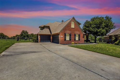 2911 N 17th St, Broken Arrow, OK, 74012-9572 | Card Image