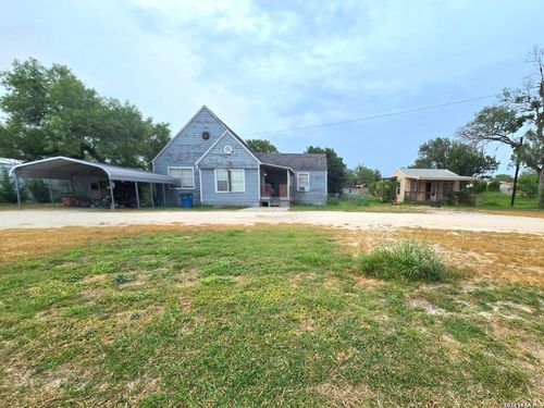 207 Mcgloin St, Three Rivers, TX, 78071-2203 | Card Image