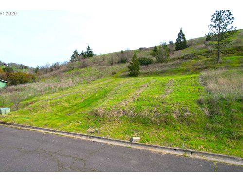 195 Ne Sandy Ter, Myrtle Creek, OR, 97457-9557 | Card Image