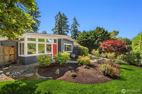 690 Lovell Ave Nw, Bainbridge Island, WA, 98110-2714 | Card Image