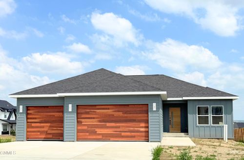 3016 28th Ct W, Williston, ND, 58801-6074 | Card Image