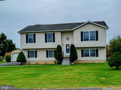 137 Isaac Drive, House other with 4 bedrooms, 3 bathrooms and null parking in BUNKER HILL WV | Image 1