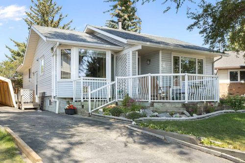 243 Radcliffe Pl Se, Calgary, AB, T2A6M9 | Card Image