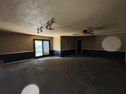 102 Ne 5th St, Moore, OK, 73160-4804 | Card Image