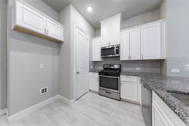 1571 Windermere Way, Townhouse with 3 bedrooms, 3 bathrooms and null parking in Farmers Branch TX | Image 4