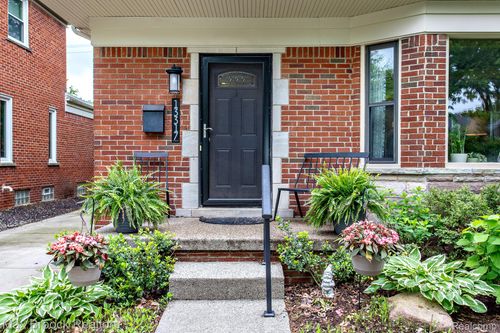 13317 Victoria Ave, Huntington Woods, MI, 48070-1720 | Card Image