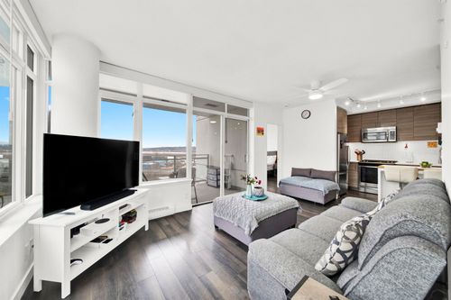 307-200 Nelson'S Cres, New Westminster, BC, V3L0H4 | Card Image