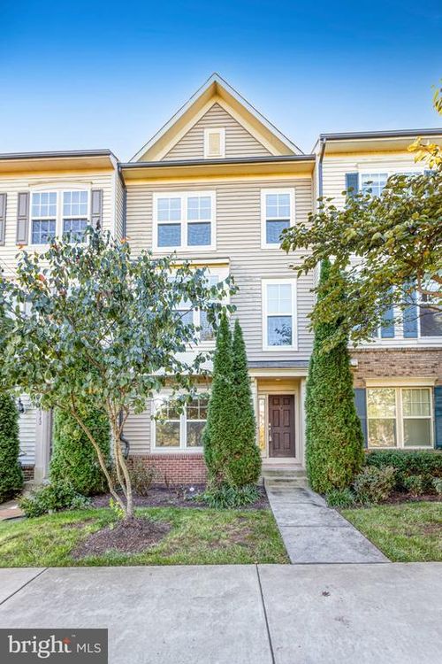 8940 Dahlgren Ridge Rd, Manassas Park, VA, 20111-7228 | Card Image