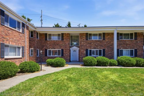 85-31831 Grand River Ave, Farmington, MI, 48336-4153 | Card Image