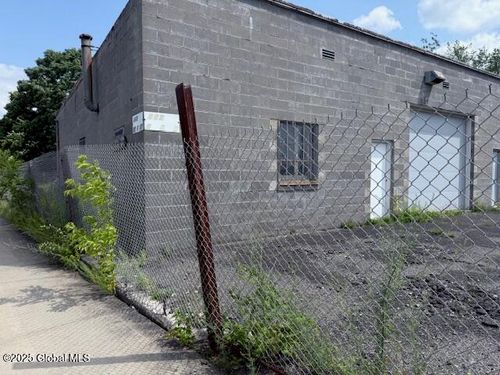 438 Peek St, Schenectady, NY, 12308-1817 | Card Image