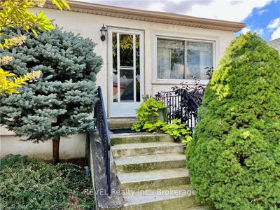 8 Garnet St, House other with 2 bedrooms, 1 bathrooms and 2 parking in Saint Catharines ON | Image 2