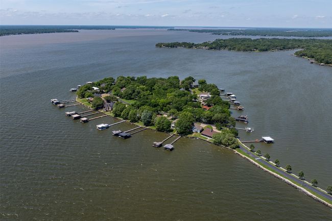 697 Enchanted Isles Dr, House other with 2 bedrooms, 2 bathrooms and null parking in Mabank TX | Image 4