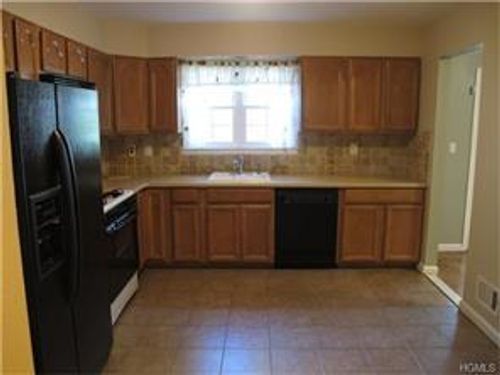 444 Genesee Ct, Suffern, NY, 10901-4130 | Card Image