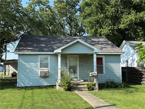 617 W Washington St, Paris, IL, 61944-1675 | Card Image