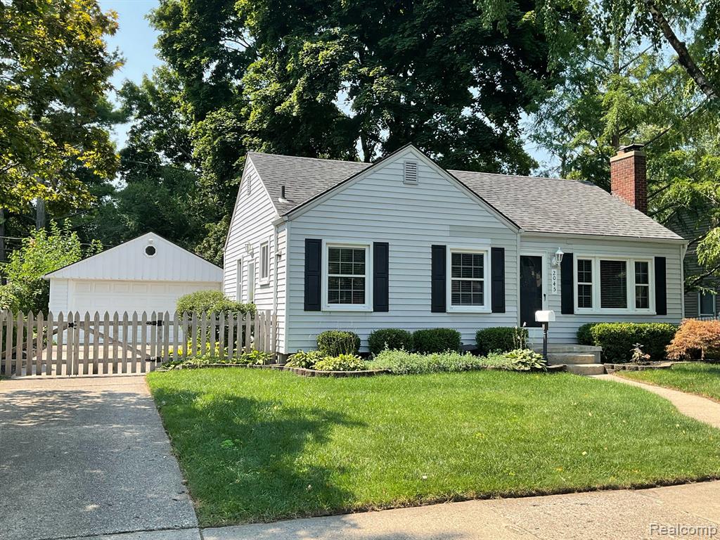 Hampton Rd, Grosse Pointe Woods, MI 48236